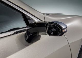 レクサスが日本向けの新型「ES」で従来のサイドミラーをカメラに置き換え！量産車としては初