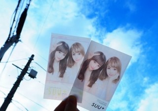 プリを使った流行りの撮影方法“空（そら）映え”に最適なプリントシール機「SUU＋」