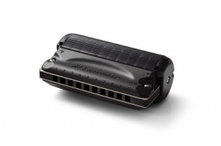 愛好家が多い“ブルースハーモニカ”に、日本初のサイレンサー付きモデル「忍SHINOBIX（シノビクス）」が登場