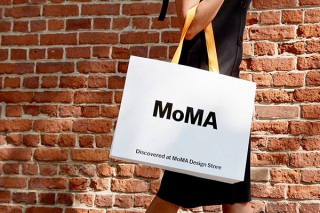 ロフト、MoMA Design Storeのショッピングバッグが新ロゴを配してリニューアルすると発表