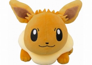 可愛く寝そべるイーブイを腕の下に置いてマウス作業の負担を軽減できる「もふもふ★うでまくら」