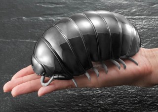 ダンゴムシの構造を徹底研究！ 話題のカプセルトイにワンランク上の「メタリックだんごむし」が登場