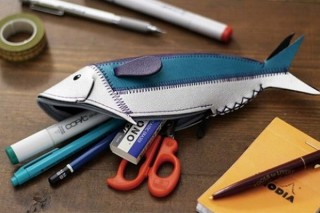 お魚の口からお腹にかけて文房具や小物などを入れられる「Fish Case」、ヴィレヴァンから