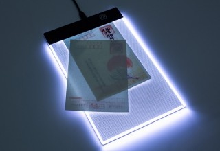 年賀状の添え書きを簡単に量産できる「ハガキ用小型トレース台」発売、上海問屋から