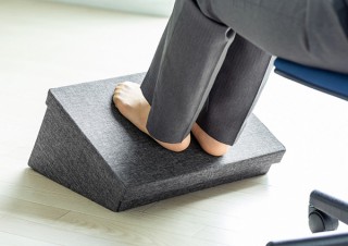 サンワサプライ、コンパクトに折りたためるフットレストを発売