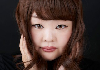 セルフポートレート写真を発表している澤田知子氏と須藤絢乃氏の個展が同時開催