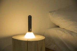 室内照明や手元灯に変身する！ ミニマルデザインのLED懐中電灯「FlashLight」発売
