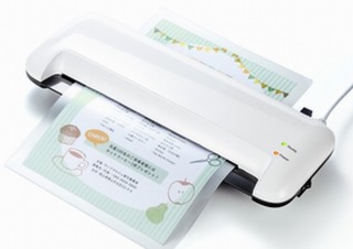 名刺サイズからA4サイズまでのラミネートが可能な「A4ラミネーター」、サンワサプライから