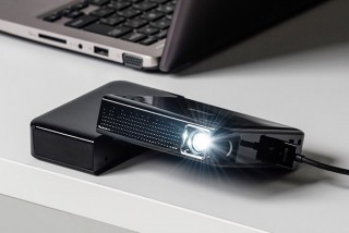 三脚より安定感アリ。シームレスに角度を変えられるコンパクトプロジェクター「400-PRJ026」