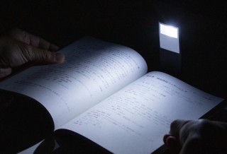 寝る前の読書に最適な「フレキシブルLEDブックライト」、上海問屋から