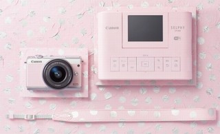 キヤノン、ミラーレスカメラ「EOS M100」とフォトプリンターをピンクで統一した限定キット
