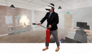 実物の訓練用消火器をコントローラーにして仮装空間で消火訓練できる「VR消火訓練シミュレータNeo」