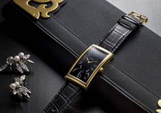 スイスの時計メーカーと人気スタイリスト辻 直子さんコラボの「バナナ・ウォッチ」