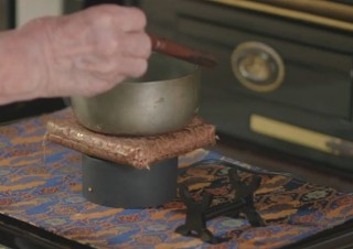 仏具・おりんを鳴らすと家族に通知、独居老人の安全をIoTで叶える「みまもりん」