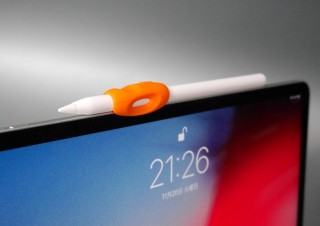 Apple Pencilにぴったり、装着したままiPad Proでの充電も可能なペングリップ