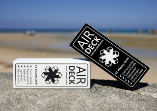 ネオトーキョー、水洗いできるスリムな旅行用トランプ「エアデッキ」発売