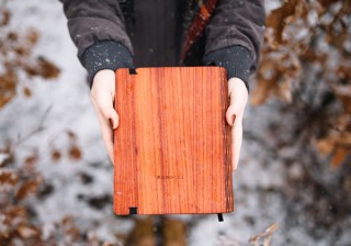 天然木材とグラスファイバーを組み合わせたノートカバー「WoodBook」