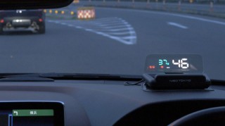 どんな車種にも後付け装着できる、GPS駆動のヘッドアップディスプレイ「HUDネオトーキョーGPS-W1」一般販売開始