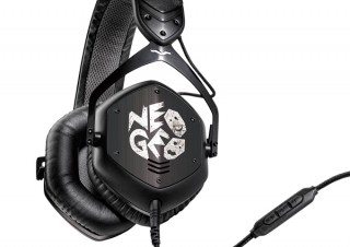 ローランド、SNKとのコラボで「NEOGEO」ヘッドホンを発売