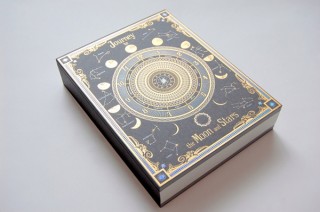 箔押し印刷工房の職人技による美しい魔導書「月読時計」が数量限定発売