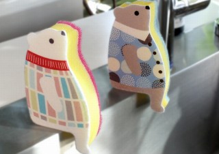 キッチンの端に“おすわり”させられる、北欧風の服を着た「おすわりスポンジ クマ」