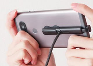 横持ちゲーム中に充電してもケーブルが邪魔にならない「ピタっとつくL字Type-C充電ケーブル」