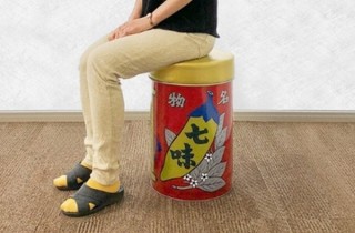 270余年の歴史を持つ“七味缶”、おっきくなって座れる「椅子缶」になって登場