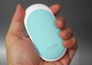 スイッチオンですぐ暖かい、モバイルバッテリーとしても使えるUSB充電式の電子カイロ