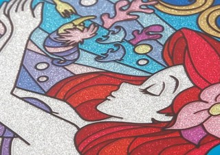 キラキラグリッターでプリンセスが輝く！ ステンドグラス風のスマホケースが登場