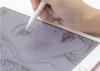 iPadに微細な凹凸フィルムを貼り付けて紙のような描き心地を実現する「ペーパーライクフィルム」発売