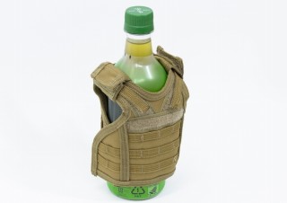 ペットボトルをがっちり防弾チョッキ風に護れる「ボトル用アーミーベスト」発売