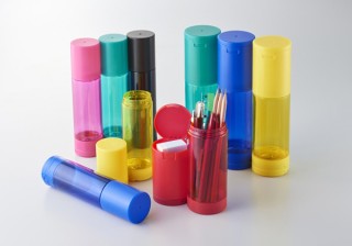 キングジム、吸着パッドと衝撃低減バネで自立して“倒れない”ペンケース「オクトタツ」を発表