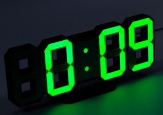 デジタル時計の数字部分だけを象りLEDで表示するユニークな「7セグメントLED時計」