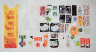 プラスチックごみ問題について考えるきっかけを提示する「OUR PLASTIC展」