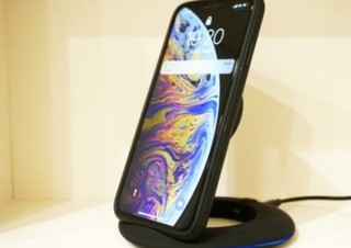 ワイヤレスでiPhoneやGalaxyをフルスピード充電できる「折り畳みスタンド」