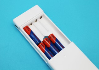 海外旅行や災害対策にも最適！ ニッケル水素電池も使える大容量モバイルバッテリーケース「CH-UC800」
