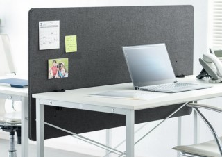 フェルト生地採用でフェルトボードとしても使えるクランプ式の「デスクパーテーション」