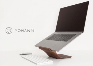 Mac Bookを美しく掲げ上げる木製の美スタンド「Yohann（ヨハン）」がクラファン登場