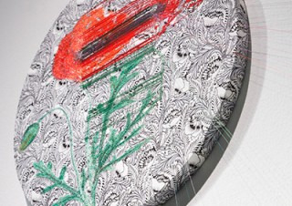 糸の結び目だけで構築したKnotsシリーズなどの作品を紹介する宮田彩加氏の個展「花を形成するプロット」