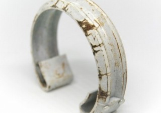 錆感を上手く表現した朽ち果てアイテム、「ガードレール・室外機」がヴィレヴァンから