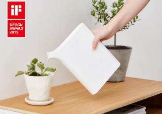 本棚にしまえる、スマートなブック型ジョーロ「Water server Mizusashi」がiFデザインアワードを受賞