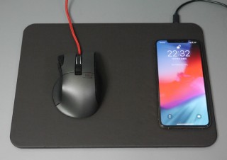 マウスの横に置くだけでスマホが充電できる、Qi充電器内蔵のマウスパッド