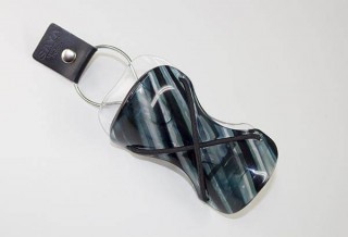 メガネの鯖江がこんどは携帯用・傘フォルダーをつくった!? アクセサリーにもなる「SAYA」