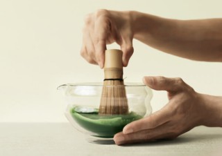 イギリス発の抹茶ブランドが作った、ガラス製の抹茶茶碗「Glass Katakuchi Serving Bowl」