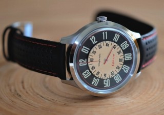 レトロカーのスピードメーターのようなデザインの回転ディスク時計「ヴェローチェ」が日本上陸
