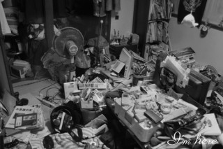 引きこもり生活を送る人々が部屋を撮影した「アイムヒア プロジェクト」写真集の出版記念展