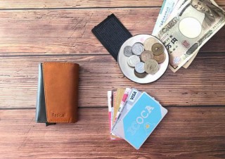 必要な時だけ現金を持ち歩く、準ミニマリストのための「ピタマグウォレット」