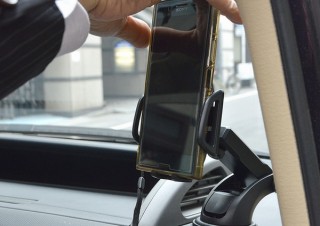 スマホを置くと自動でホールドしてくれる「オートスマートフォンホルダー」発売