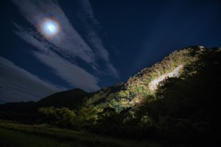 ライトアップされた滝ヶ原石切り場などの写真を募集している「こまつ石の文化フォトコンテスト」