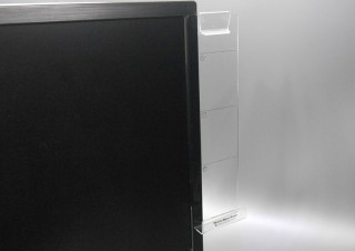 付箋も貼れるしスマホも置ける、ディスプレイに装着する付箋メッセージボード